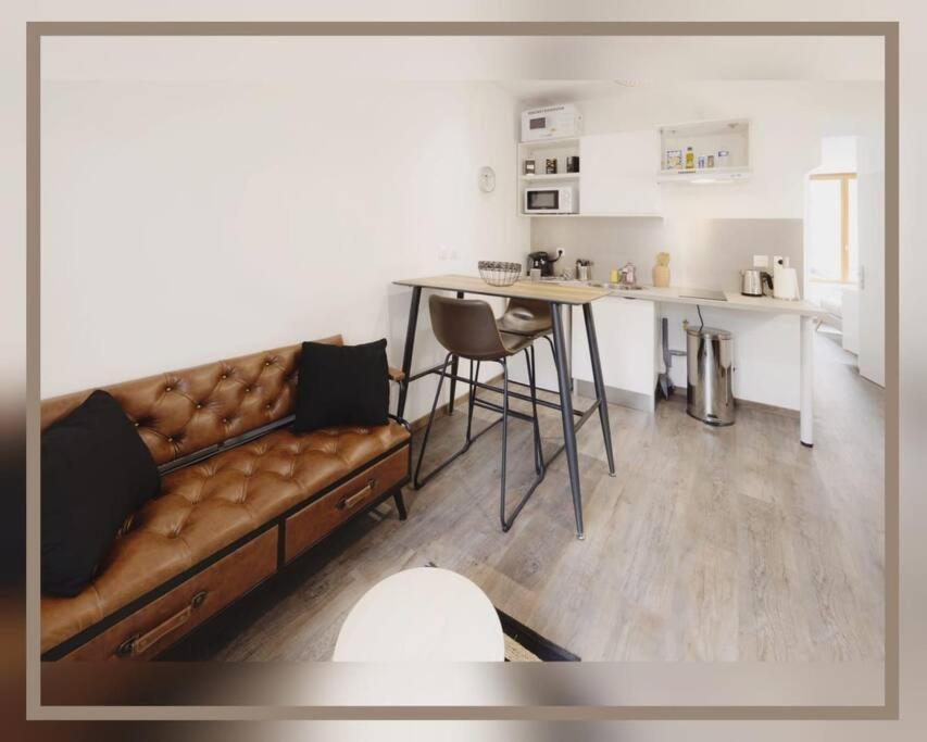 Charmant Deux Pieces Dans Le Vieux มงต์ลูซง ภายนอก รูปภาพ