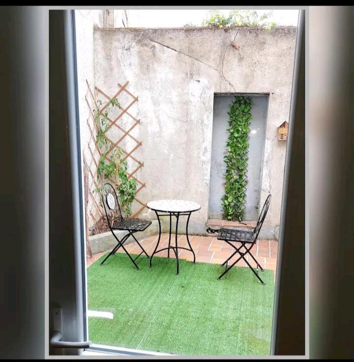 Charmant Deux Pieces Dans Le Vieux มงต์ลูซง ภายนอก รูปภาพ
